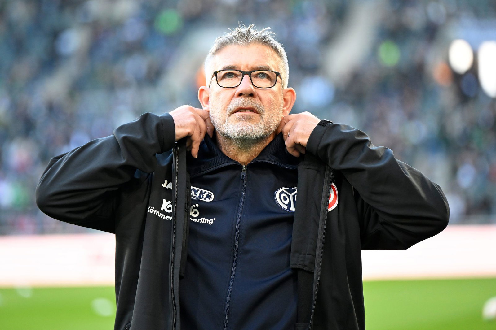 Trainer Urs Fischer will mit dem FSV Mainz 05 beim FC St. Pauli den vorzeitigen Klassenerhalt perfekt machen. (Archivbild)