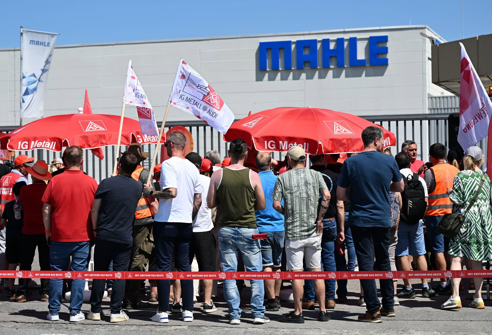Beschäftigte des Autozulieferers Mahle nehmen vor dem Werk an einem unbefristeten Streik teil.