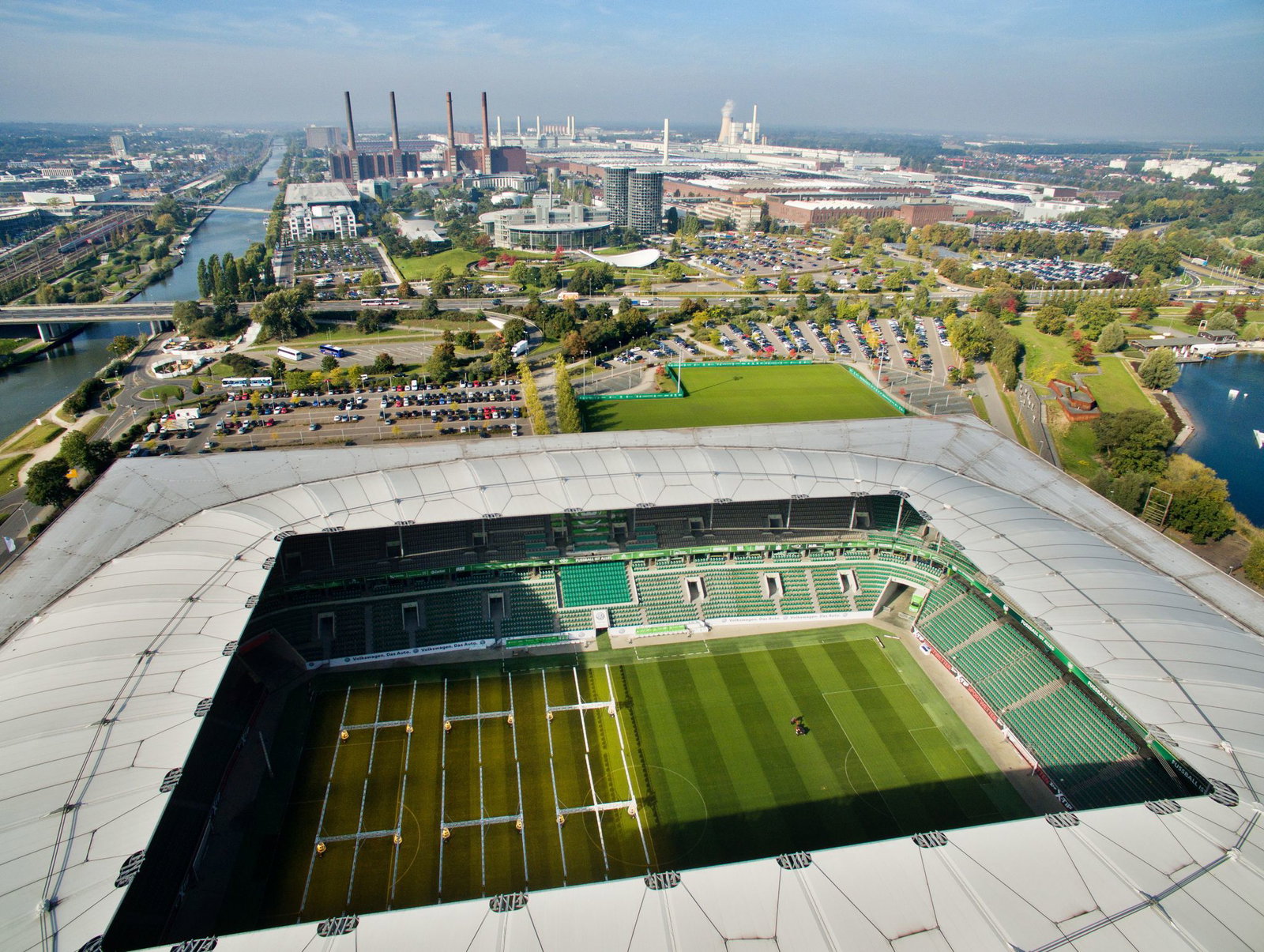 Die VW-Stadt Wolfsburg: im Vordergrund die Volkswagen-Arena, dahinter das Volkswagen-Werk.
