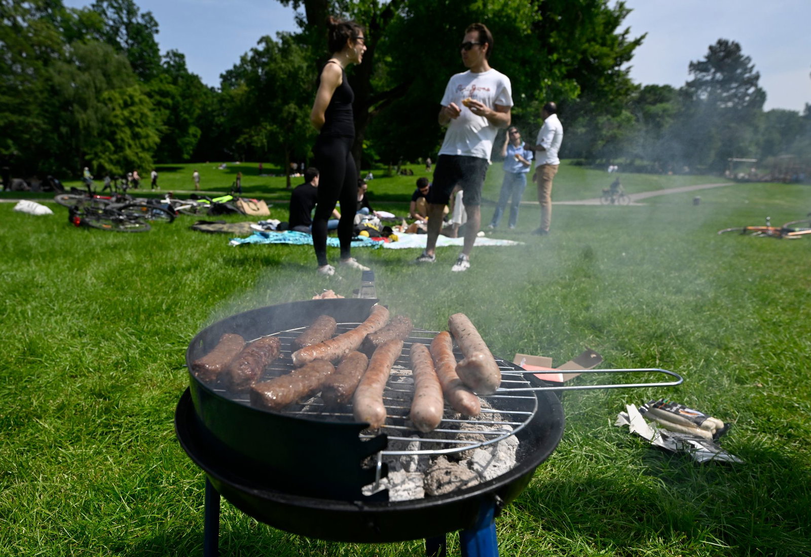 Auch Grillpartys sind verboten in Baden-Württemberg am 1. Mai. (Archivbild) 