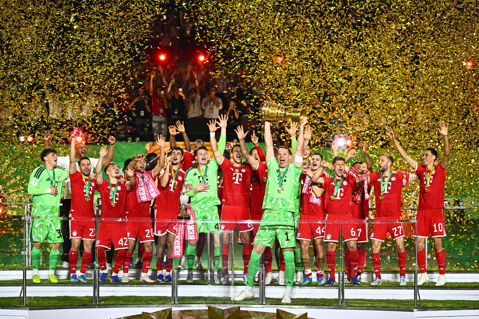 Manuel Neuer stemmt den DFB-Pokal in die Höhe. 