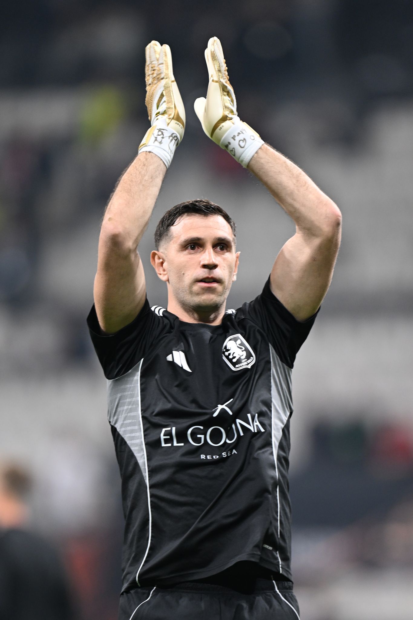 Auch Klatschen ging noch trotz des trotz gebrochenen Fingers: Villa-Torwart Emiliano Martínez.