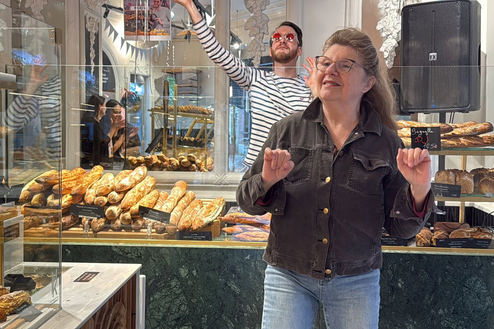 «DJ Baguette» tourt durch Frankreichs Bäckereien und will auch in Deutschland vorbeischauen.