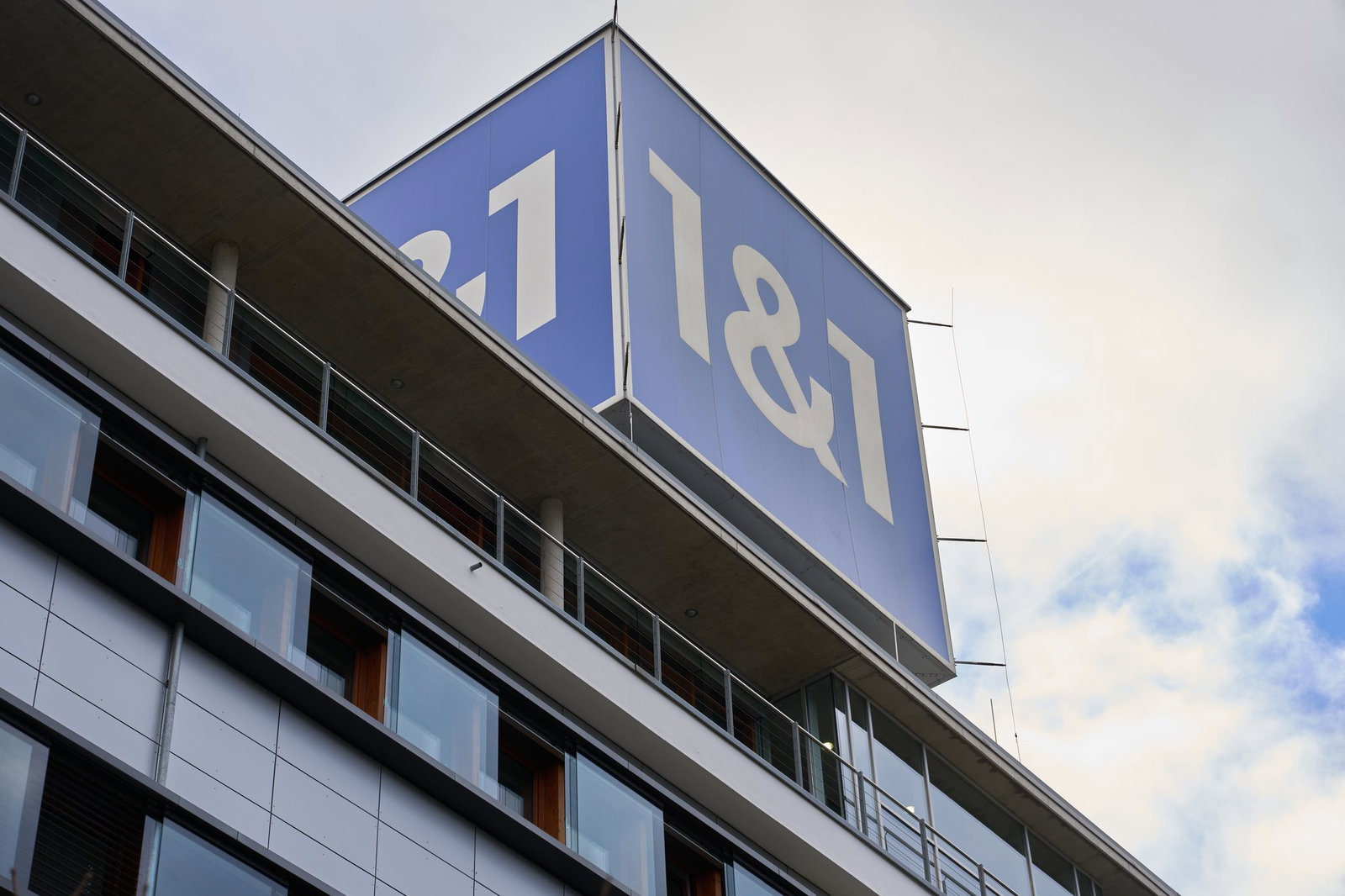Das 1&1-Firmenlogo auf dem Dach der Firmenzentrale in Montabaur.