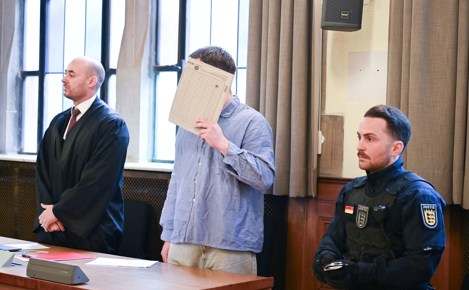 Ein junger Mann soll versucht haben, seine Nachbarin zu töten.