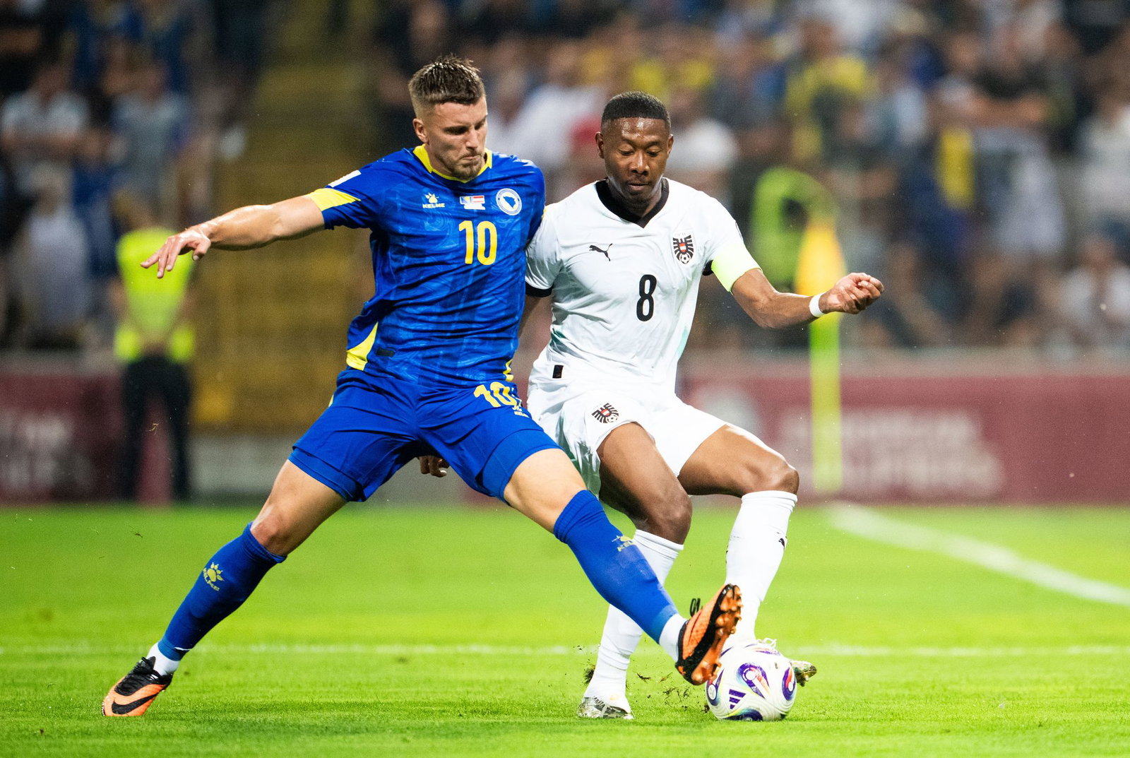 Ermedin Demirovic (l) möchte in diesem Sommer mit Bosnien bei der WM überraschen. (Archivbild)