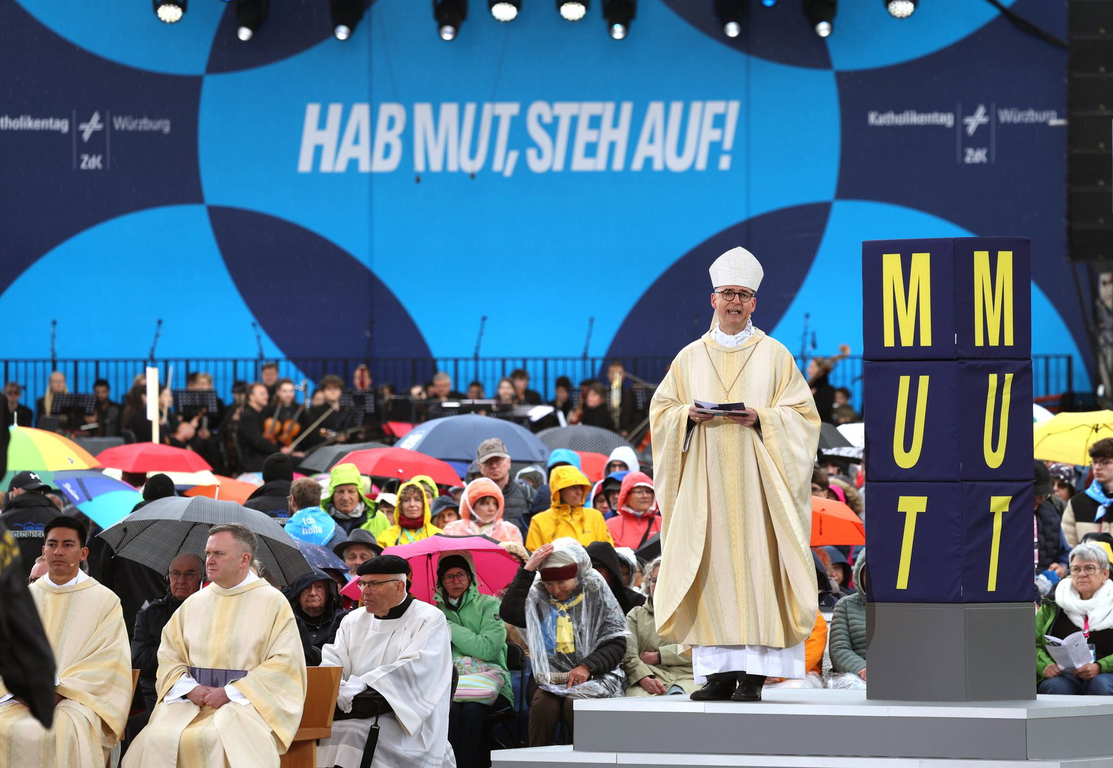 Bischof Jung spricht im Gottesdienst.