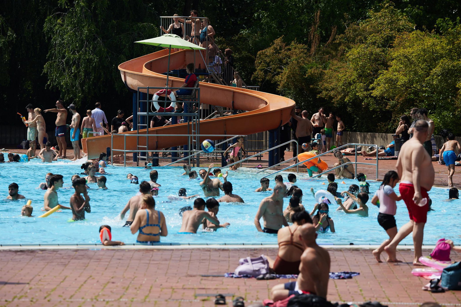 Bei Trubel im Freibad kann die Badeaufsicht nicht alle Gäste im Blick behalten.  (Symbolbild)