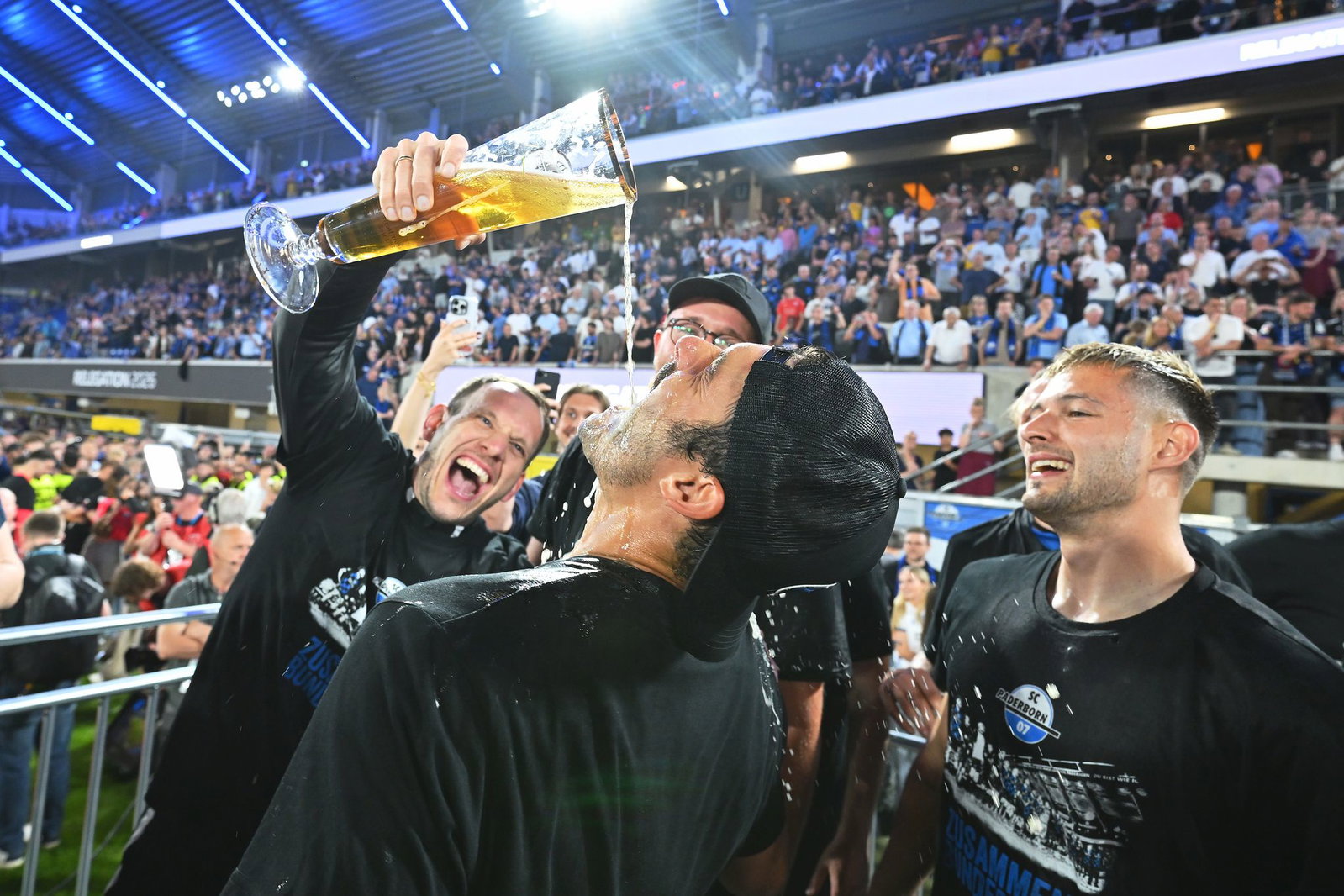 Ausgelassen feierten die Paderborner mit ihren Fans.