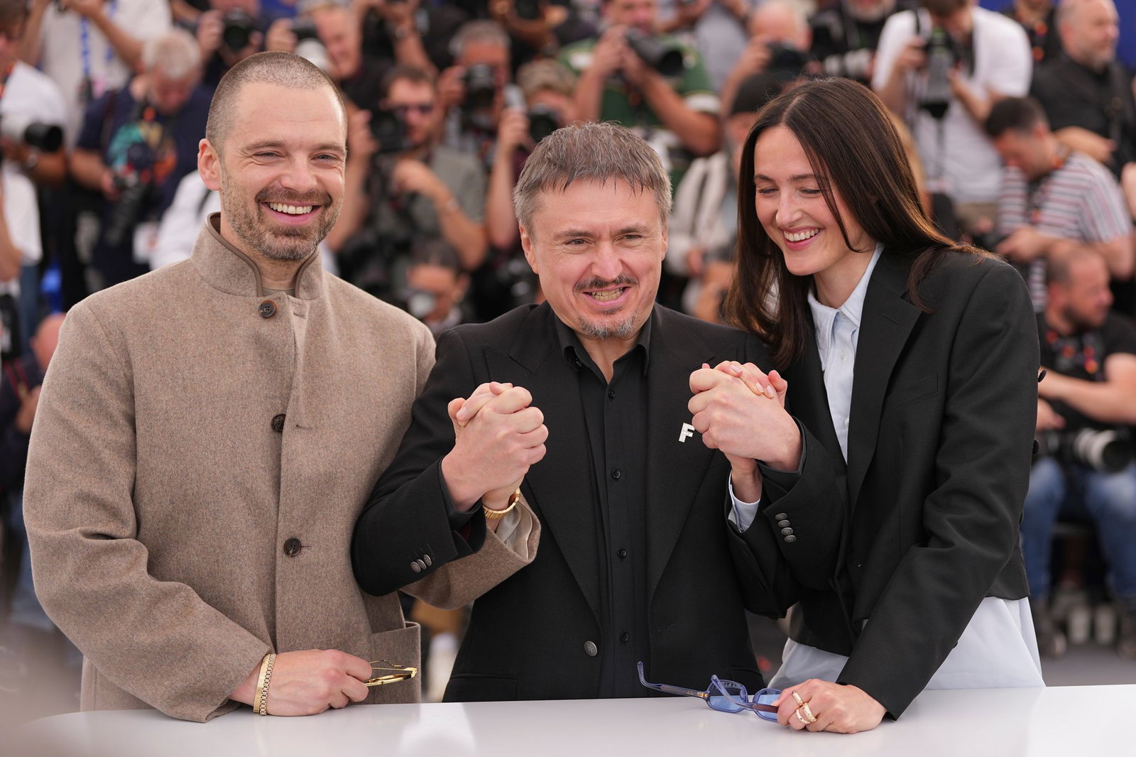Sebastian Stan (l-r), Regisseur Cristian Mungiu und Renate Reinsve bei der Vorstellung ihres Films «Fjord».