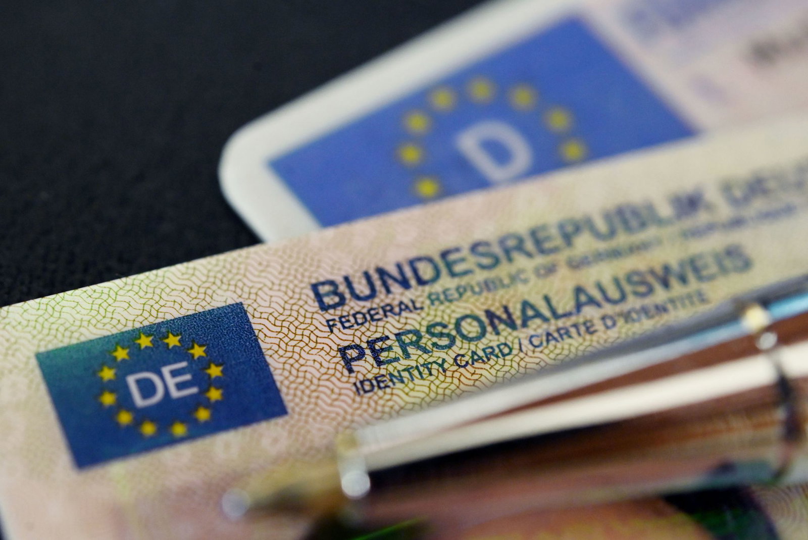 Den Gang zum Amt sollen sich ältere Menschen künftig sparen können, wenn ihr Ausweis abgelaufen ist. Sie sollen diesen einfach weiter nutzen dürfen. (Symbolbild)