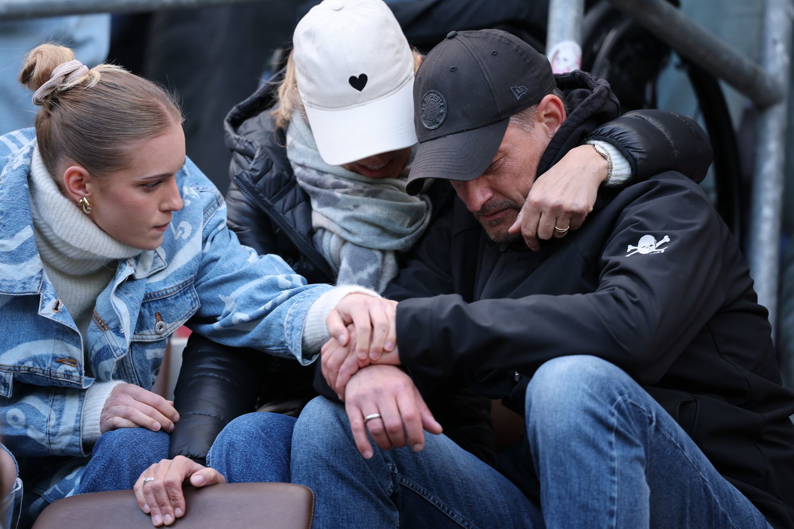 Trost bei der Familie: St. Paulis Trainer Alexander Blessin. 
