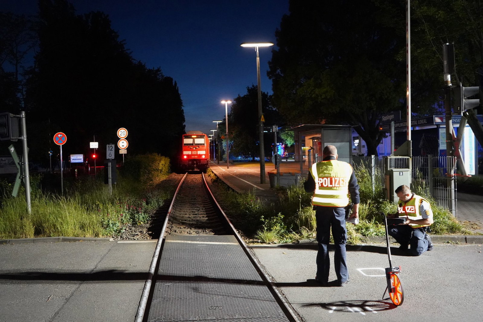 Nach dem Unfall vermessen Polizisten die Unglücksstelle. 