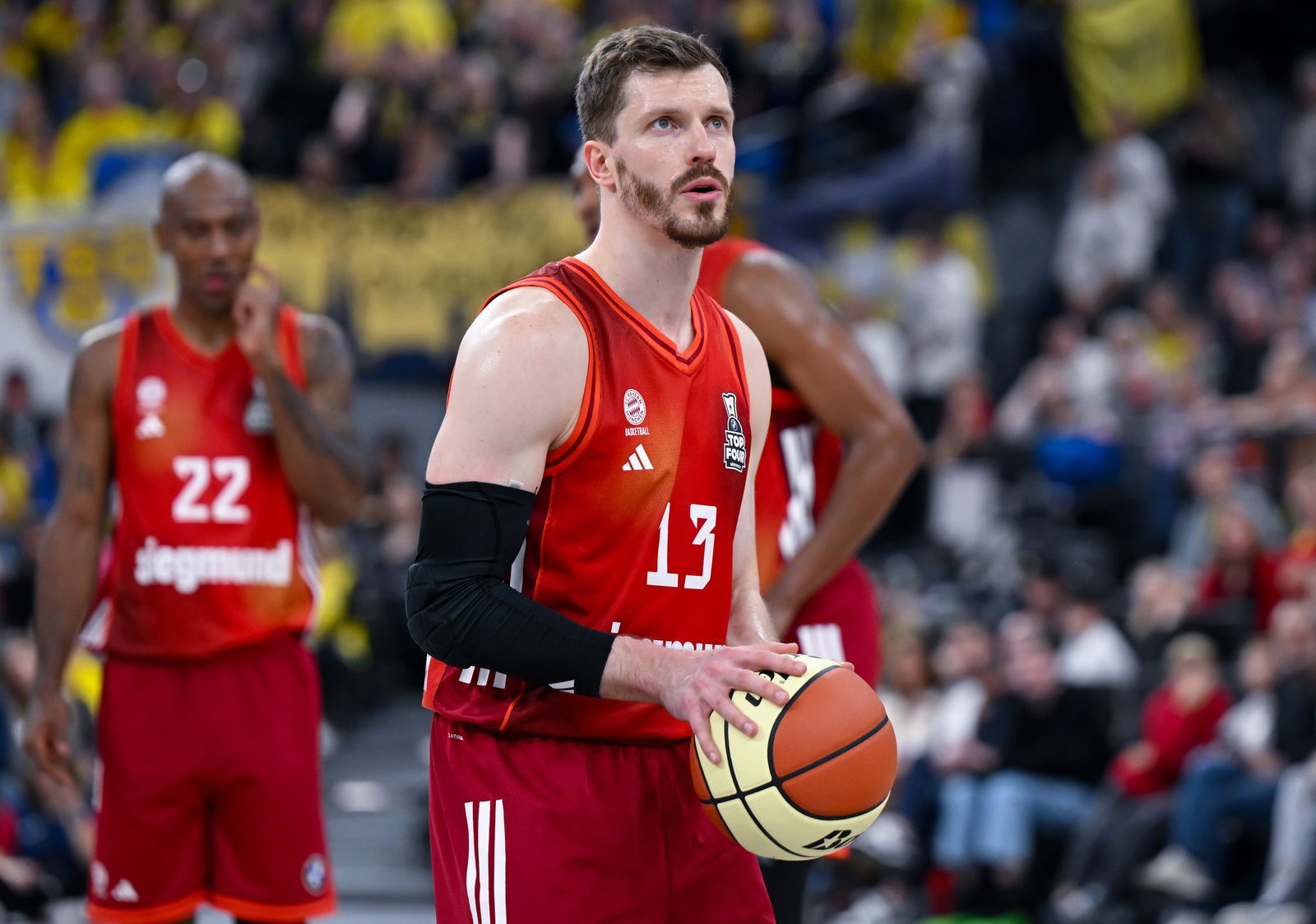 Andreas Obst und die Bayern-Basketballer haben das erste Spiel in den Bundesliga-Playoffs gewonnen. (Archivbild)