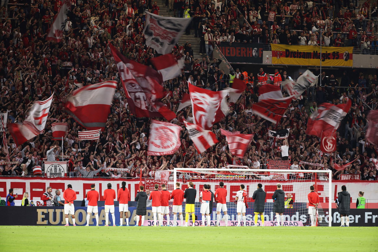 Schulterschluss zwischen Fans und Spielern: Am Donnerstag steht das bisher wichtigste internationale Spiel der Vereinsgeschichte an.