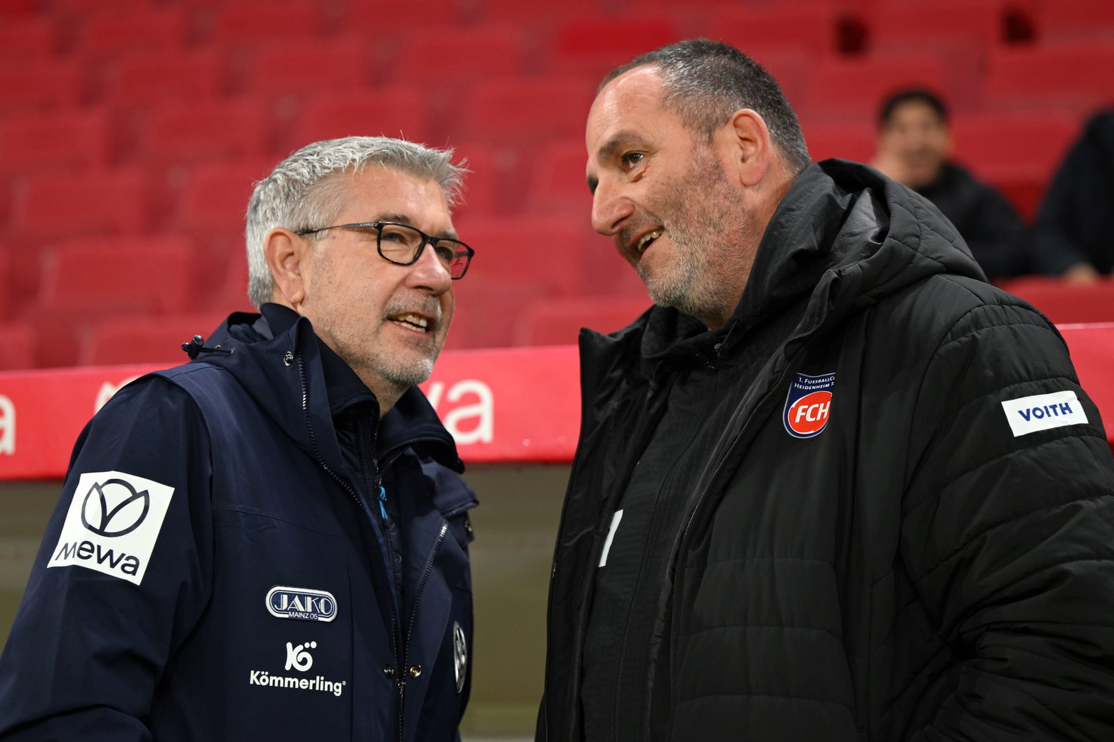 Zwei, die sich mögen: Aber Geschenke will Urs Fischer (l) mit Mainz nicht verteilen. (Archivbild)