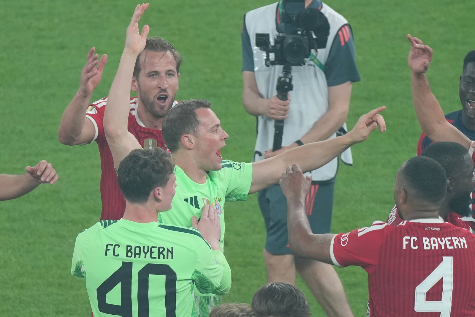 Manuel Neuer feiert mit seinen Bayern-Kollegen den Pokalsieg. 
