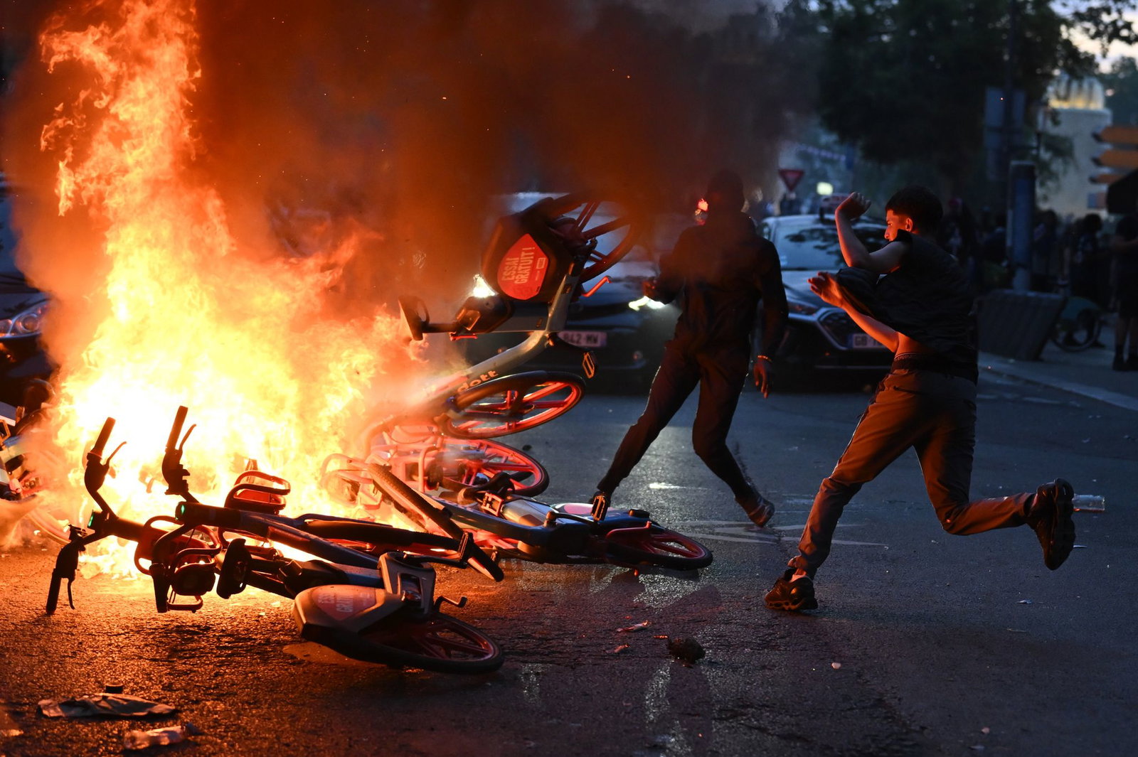 Nach dem Sieg von Paris Saint-Germain ist es in Paris zu Festnahmen und Zwischenfällen gekommen.