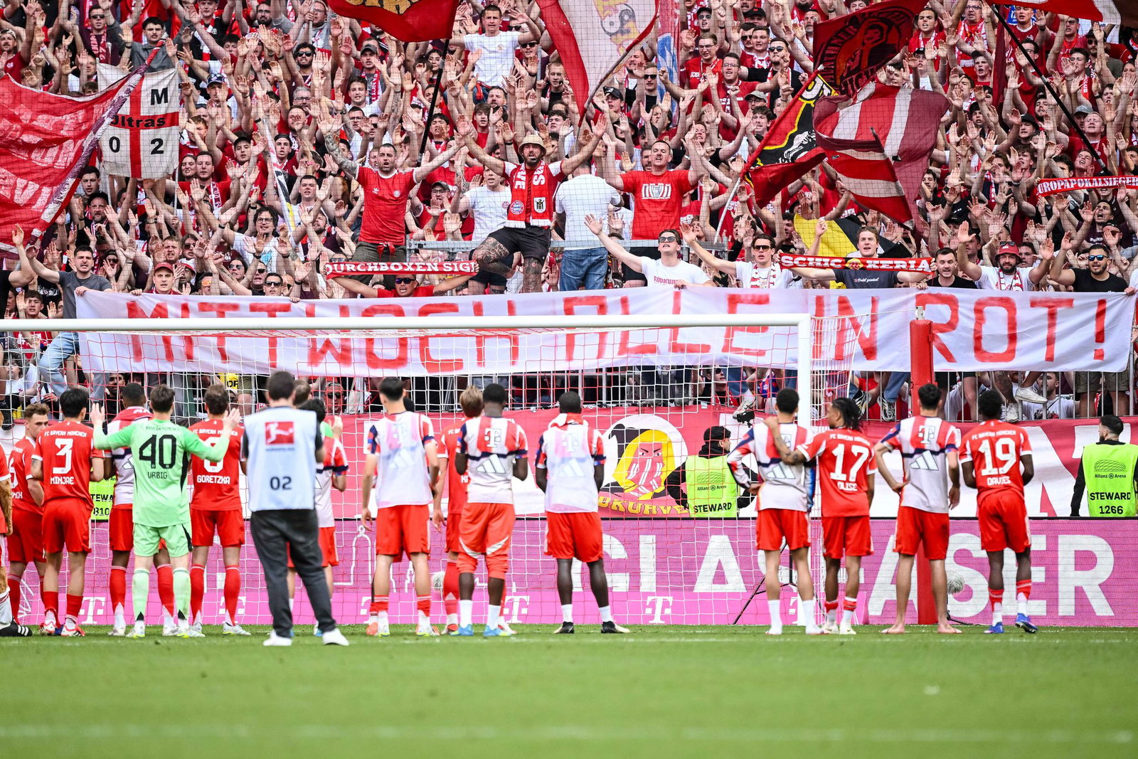Einschwören auf Paris Saint-Germain: Die Bayern-Profis vor der Fankurve.