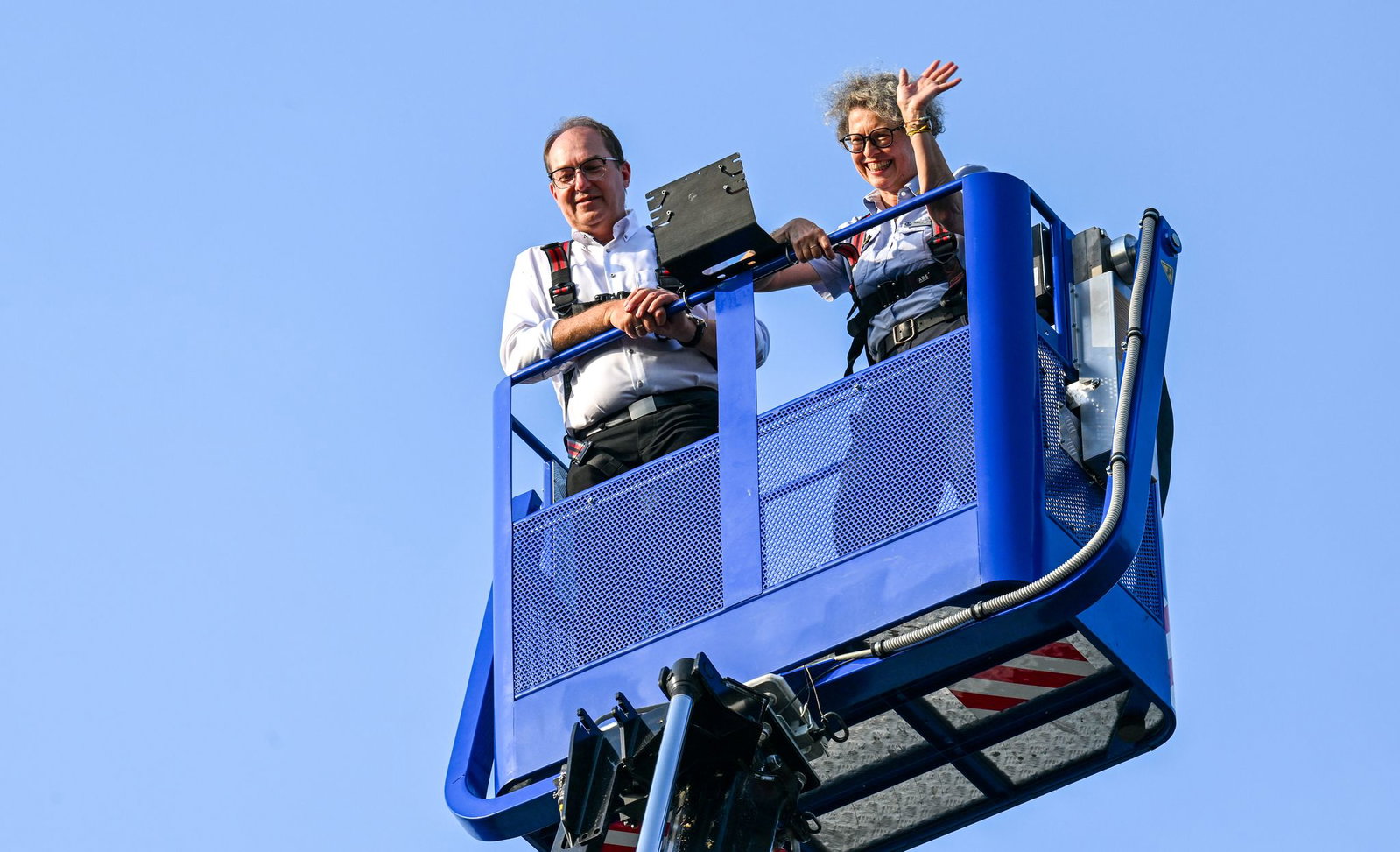 Im vergangenen Sommer ließ sich Bundesinnenminister Alexander Dobrindt (CSU) in Quedlinburg unter anderem zeigen, wie Ehrenamtliche des THW mit schwerem Gerät bei der Bergung von Menschen aus eingestürzten Gebäuden helfen können. (Archivbild)