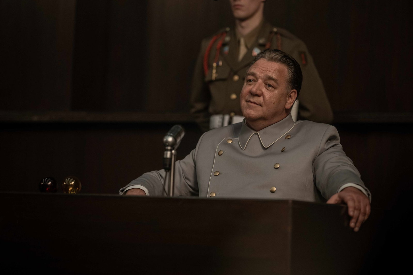 Russell Crowe stellt den Nazi Hermann Göring dar. 
