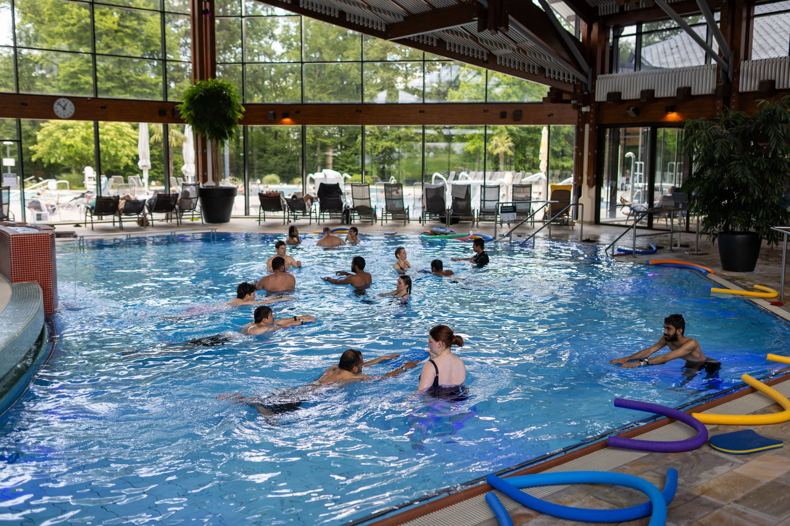 Schwimmkurs des Studierendenwerks im Eugen-Keidel-Bad. Die Nachfrage nach den Kursen ist hoch. 