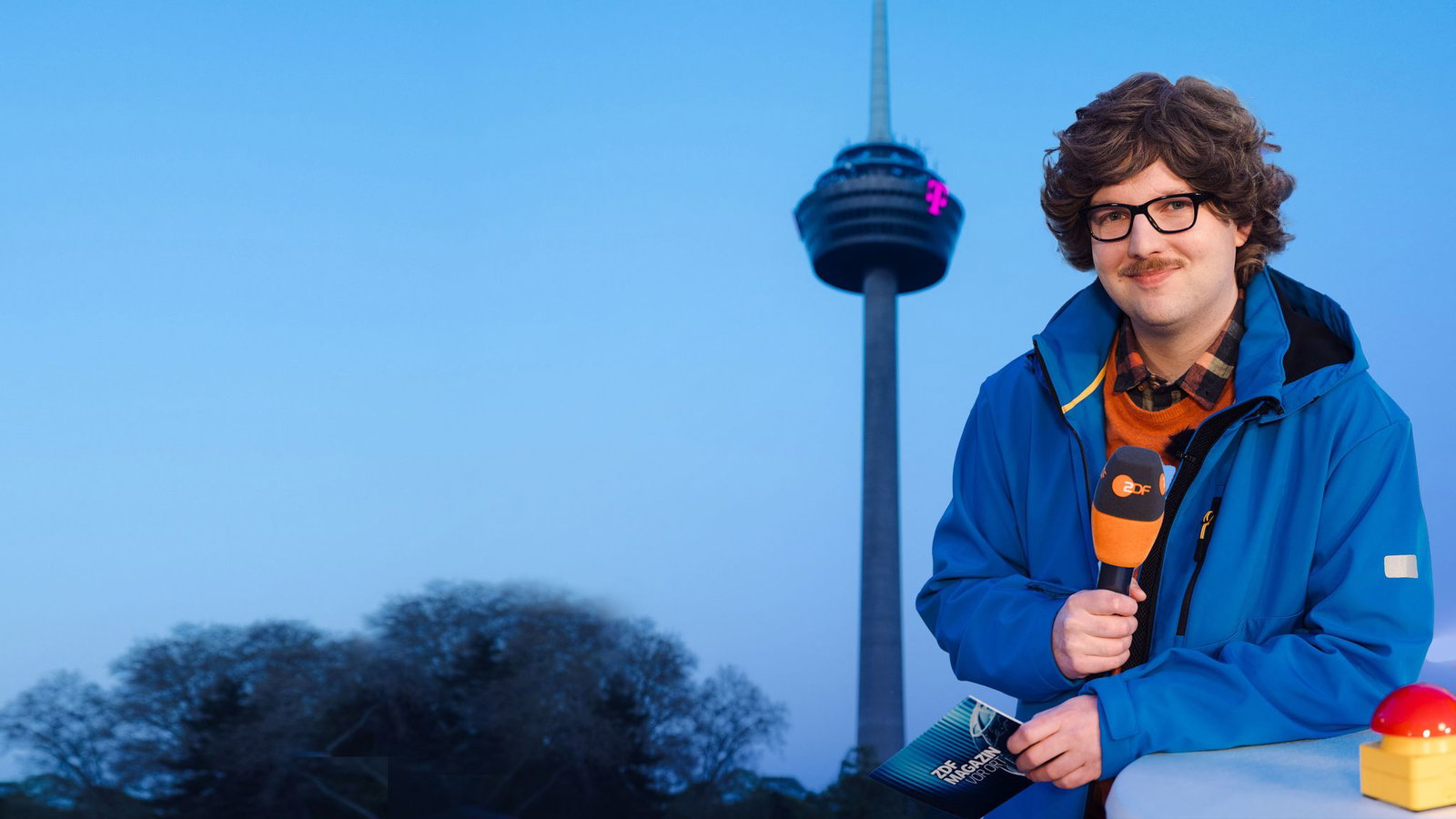 Autor Chris Sommer in seiner Rolle als Reporter Peter-Stefan Thomas vor dem Kölner Fernsehturm - das «ZDF Magazin vor Ort: Die Colonius-Sprengung» kommt am Freitag. (Handoutbild)