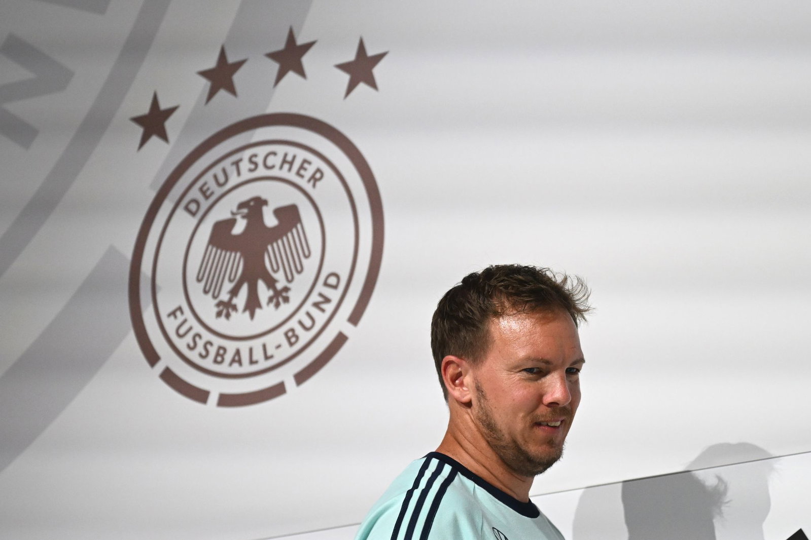 Bundestrainer Nagelsmann betritt die Bühne bei der Pressekonferenz. 