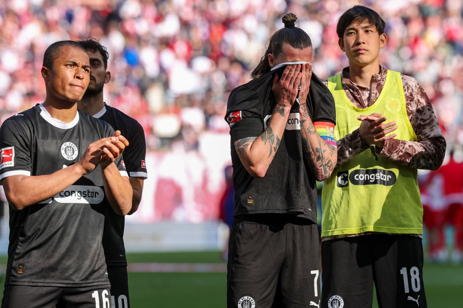 Anspannung im Abstiegskampf: Die Spieler des FC St. Pauli mit Kapitän Jackson Irvine (m) nach der Niederlage in Leipzig.