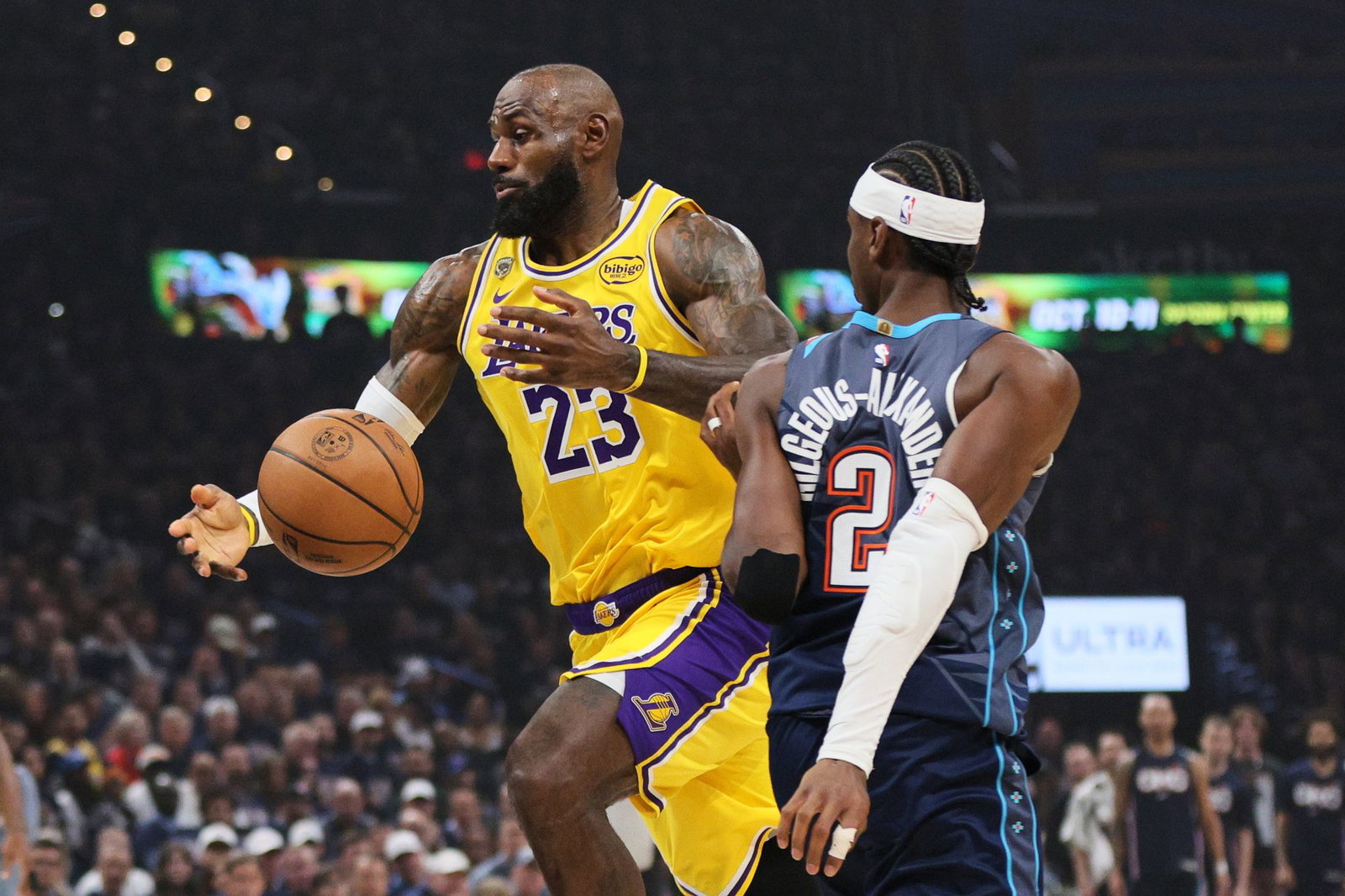 LeBron James (l.) stand zum 300. Mal in einem Playoff-Spiel auf dem Parkett.