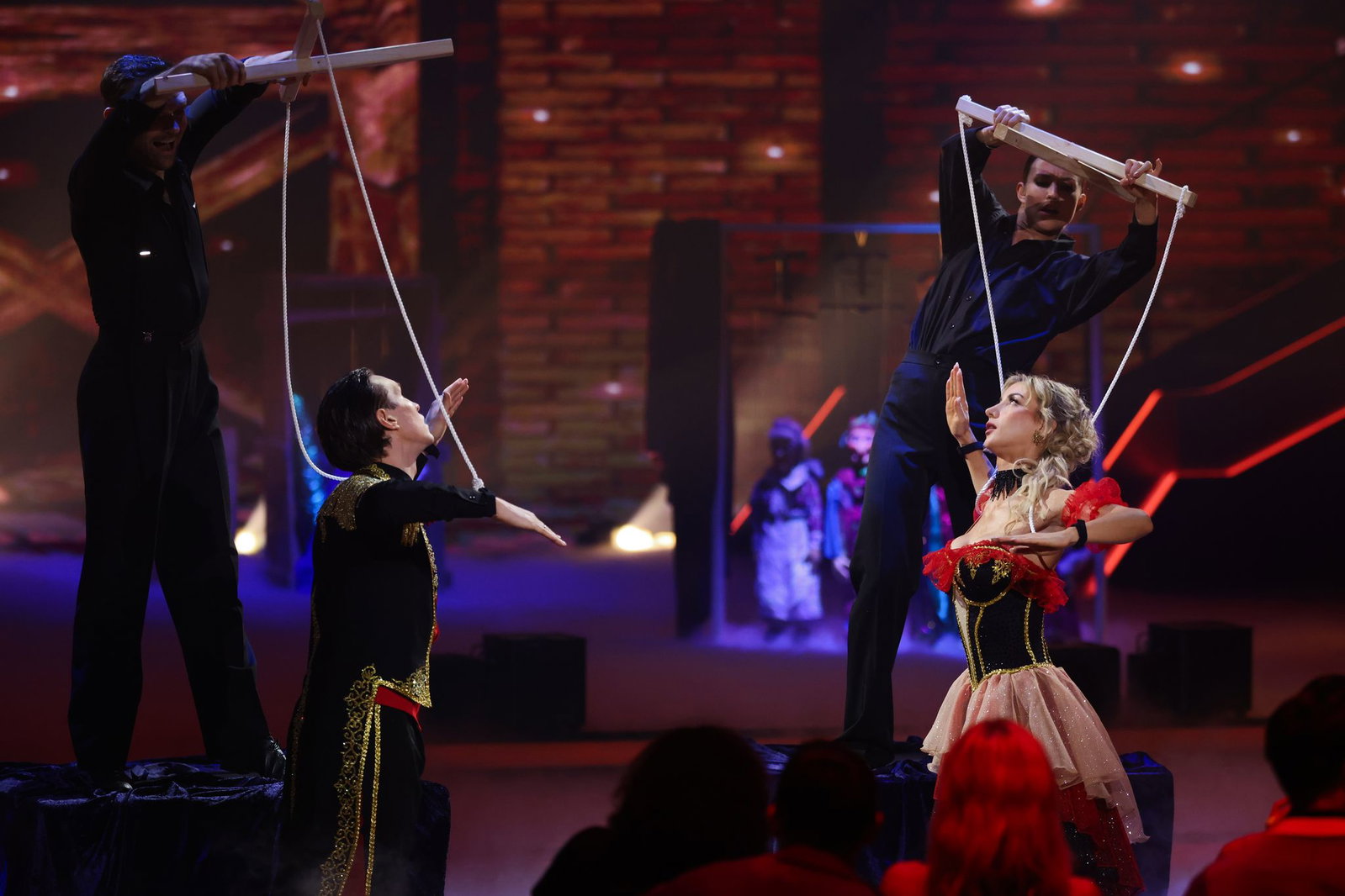 Anna-Carina Woitschack griff in ihrem Abschlusstanz die Puppenspieler-Tradition ihrer Familie auf.