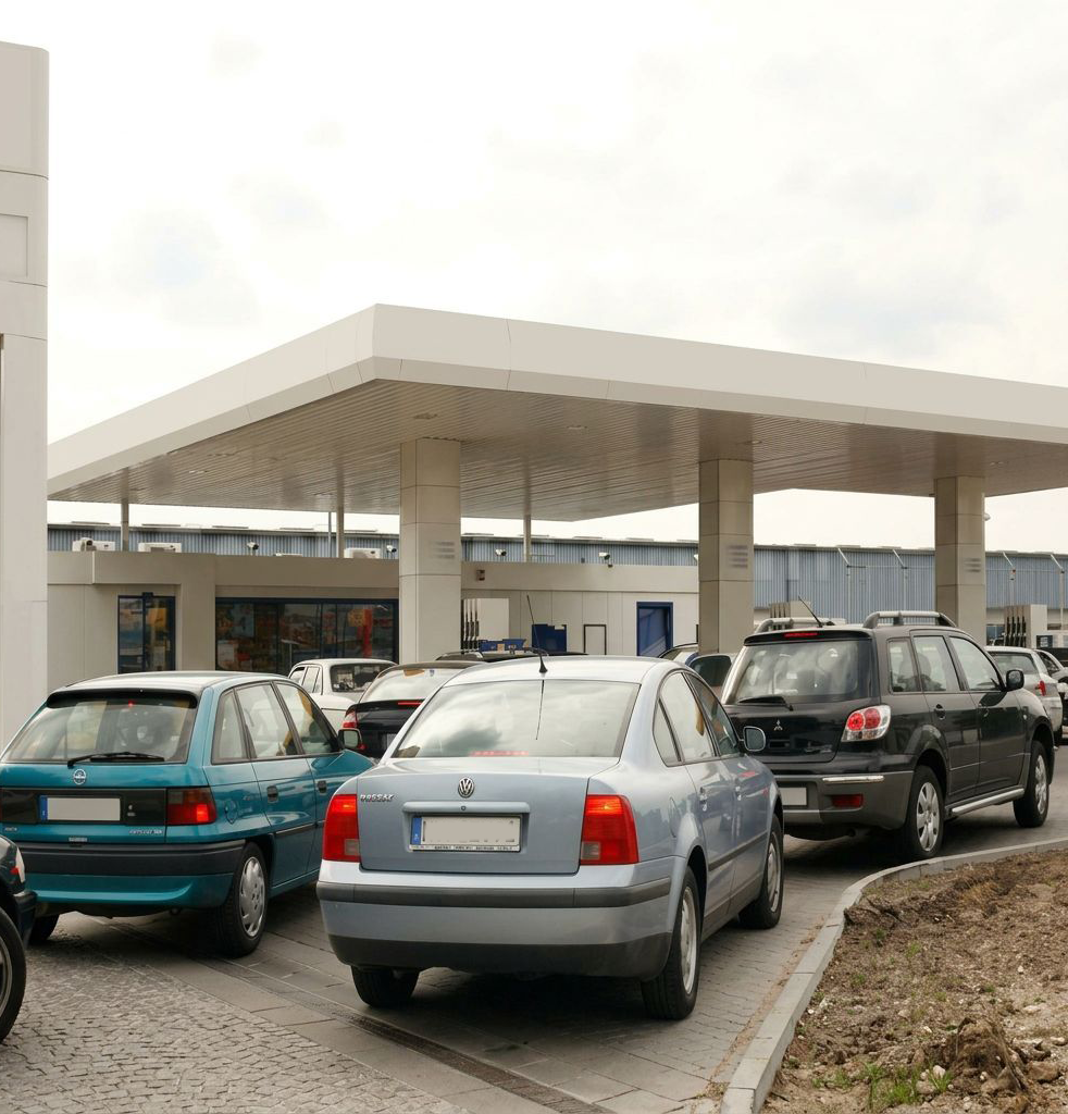 Autoschlange an Tankstelle