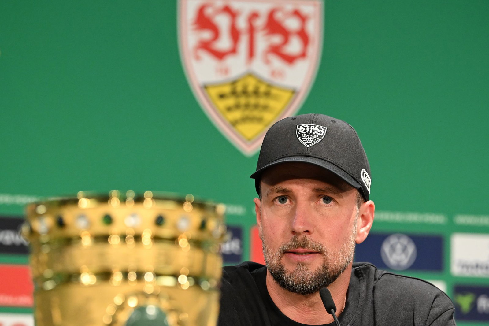 Sebastian Hoeneß hat den DFB-Pokal im Visier. Er will mit dem VfB Stuttgart den Triumph von 2025 wiederholen. 