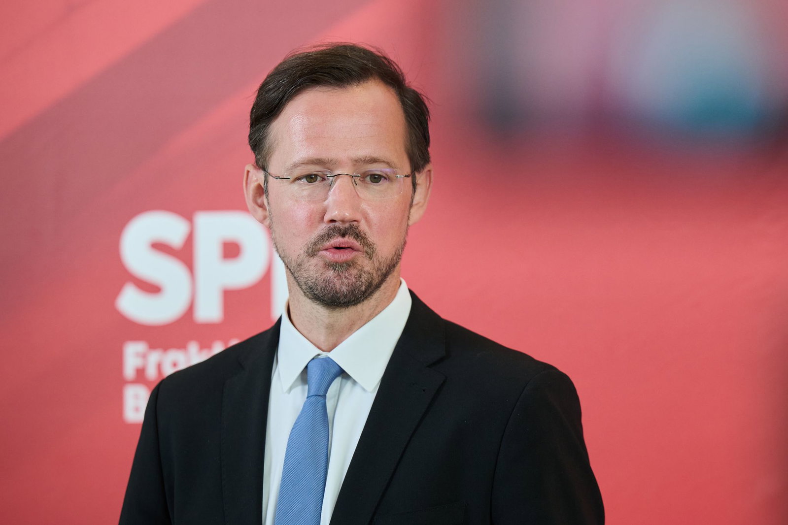 Der SPD-Fraktionsgeschäftsführer Dirk Wiese will die Ergebnisse der Rentenkommission abwarten. (Archivbild)