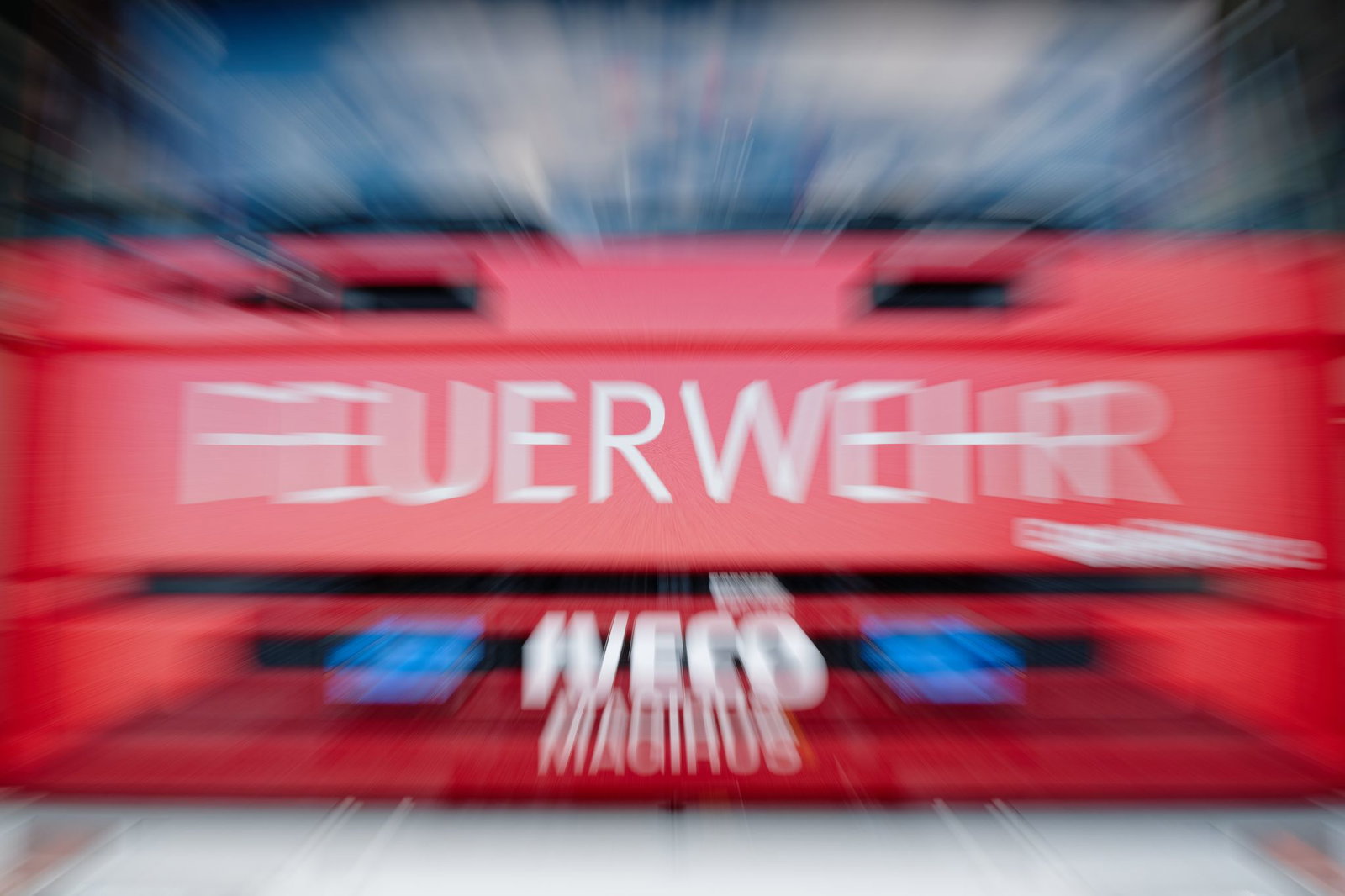 Die Feuerwehr rettete zwei Menschen mit sogenannten Fluchthauben durch ein verrauchtes Treppenhaus. (Symbolbild)  