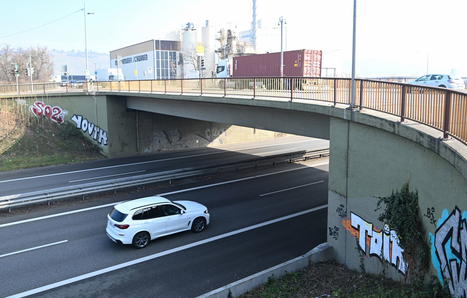  Von einer Brücke aus sollen die Kinder die Gegenstände geworfen haben. (Symbolbild)