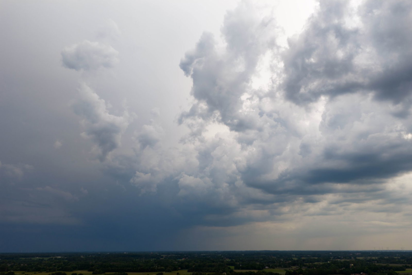 Landesweit könnten Gewitter möglich sein, warnt der Deutsche Wetterdienst. (Archivbild)