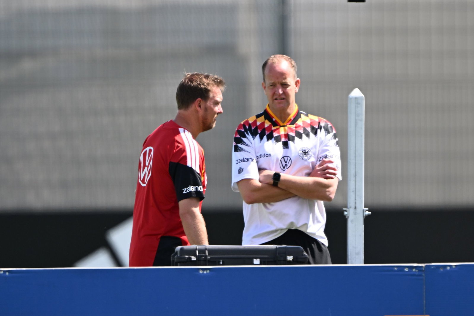 Bundestrainer Julian Nagelsmann (l) mit Teamarzt Jochen Hahne.