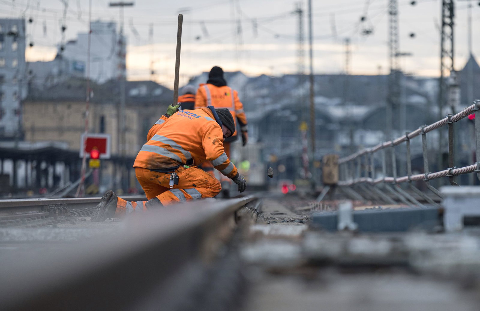 Die Sanierung der Bahnstrecke zwischen Troisdorf und Wiesbaden ist für den Zeitraum vom 10. Juli bis zum 12. Dezember dieses Jahres geplant. (Symbolfoto)