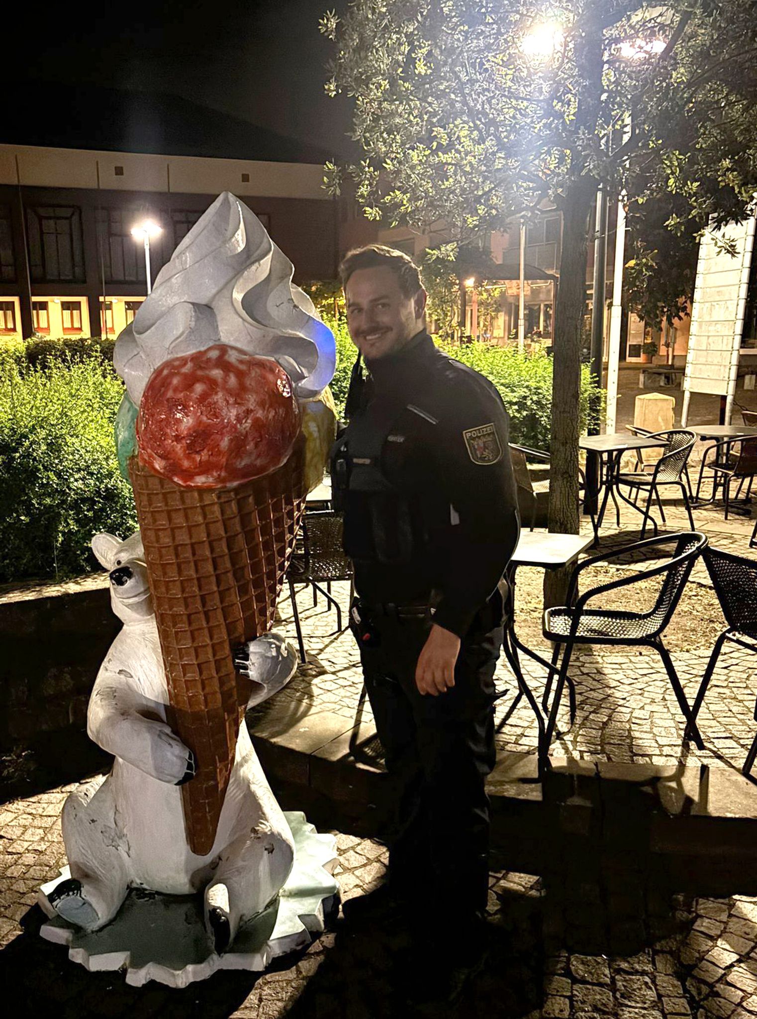 Mission vollendet: Die Polizei bringt die Eiswaffel zurück.  