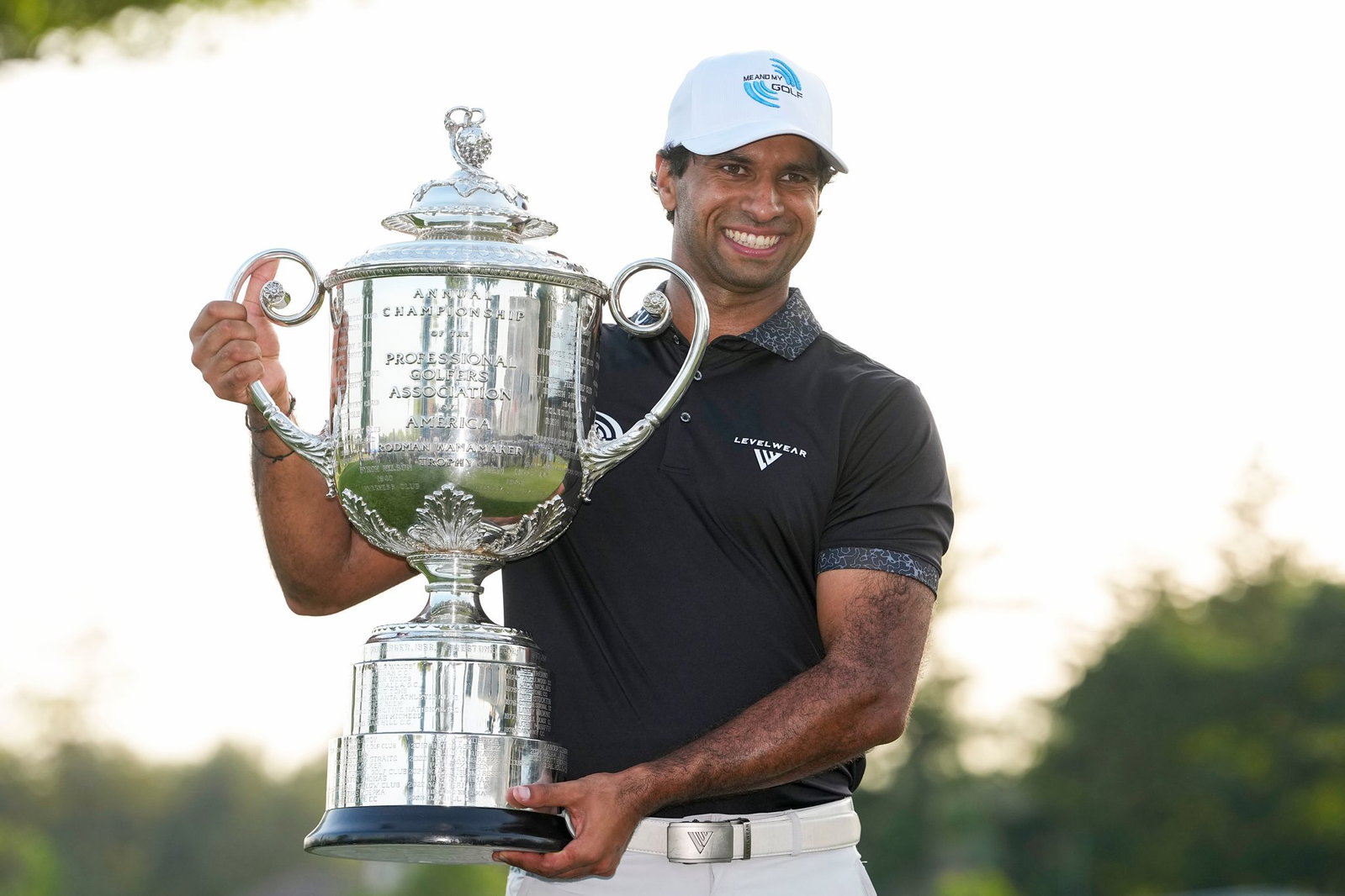 Aaron Rai erhielt für seinen Sieg bei der PGA Championship die Wanamaker-Trophäe.