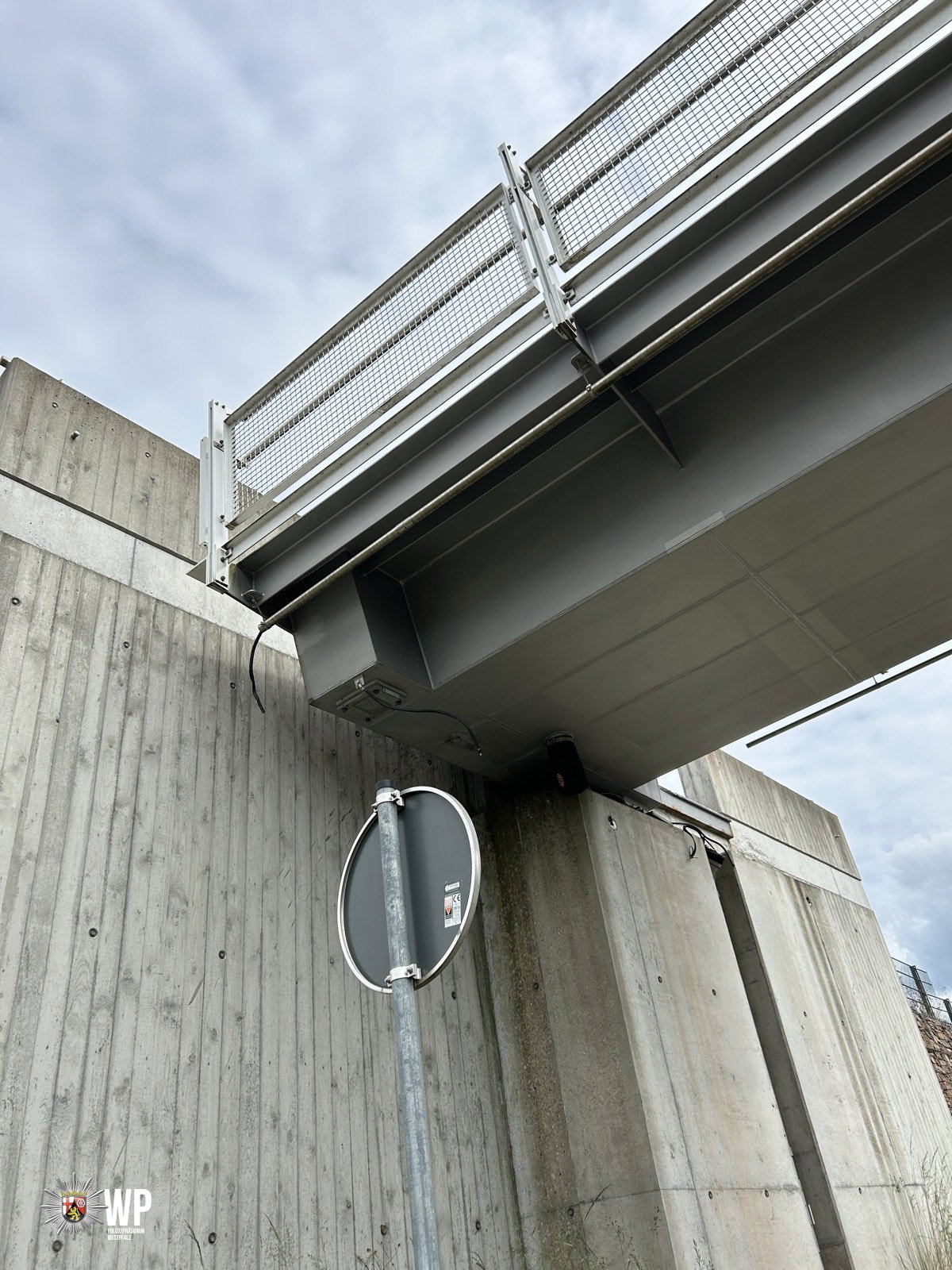 LKW rammt Fußgängerbrücke 