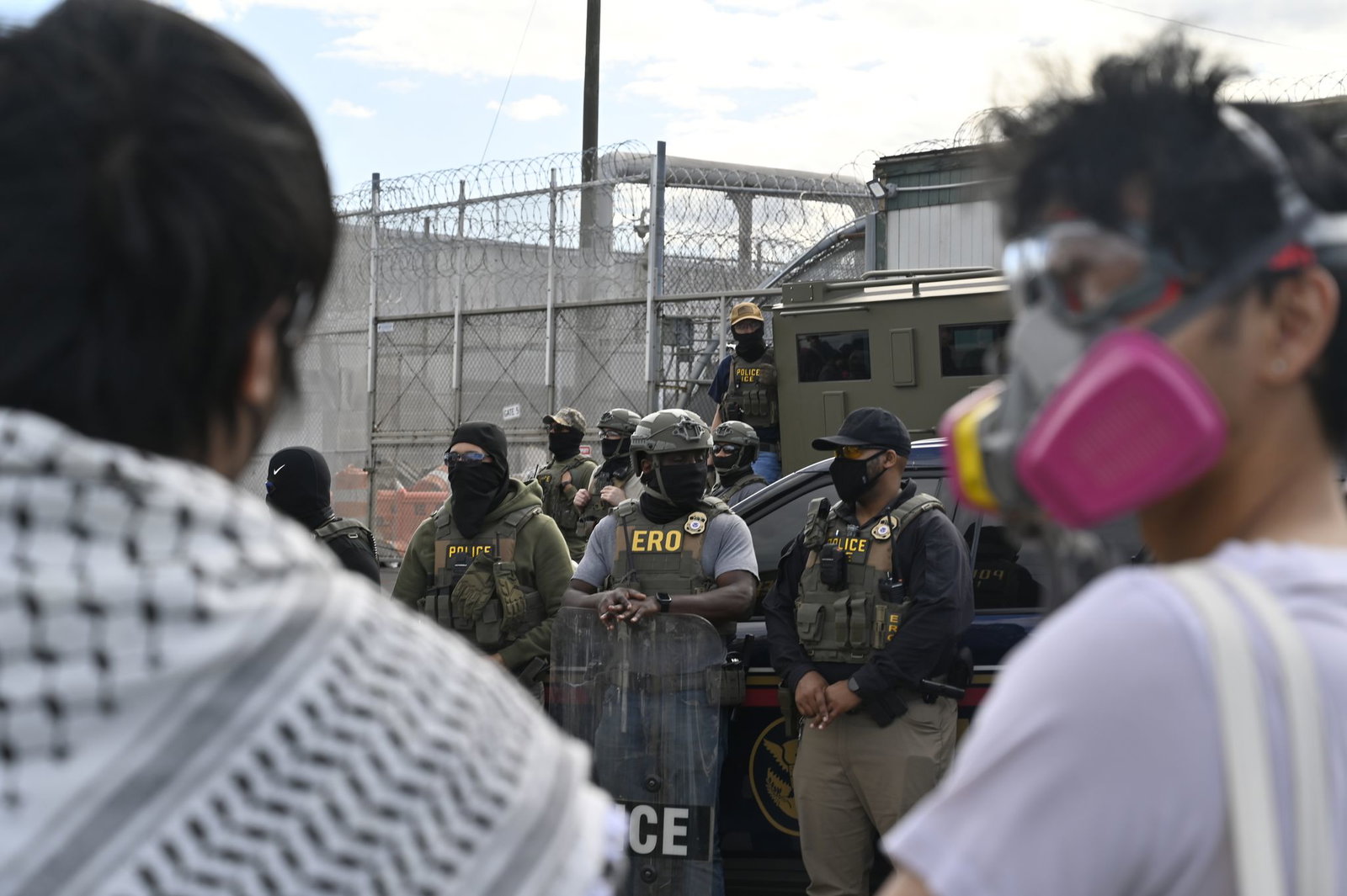 Menschen protestieren vor dem Abschiebezentrun in Newark im US-Bundestaat New Jersey.