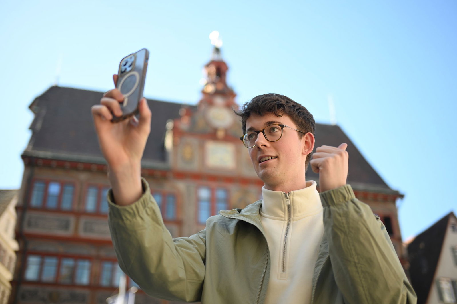 Benedikt Döllmann zeigt auf Social Media seinen Alltag als Stadtrat. Über 50.000 Menschen folgen ihm.