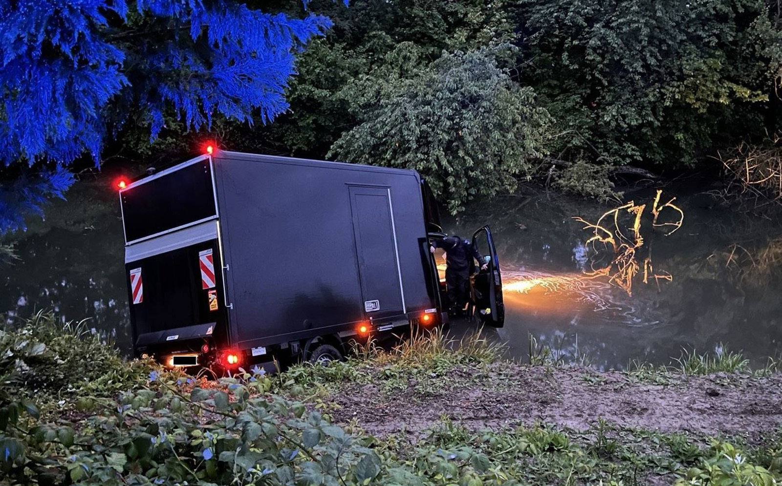 Der Lkw befuhr laut Polizei gegen 05.00 Uhr die Kehlstraße in Neuburg aus Richtung Hagenbach kommend. (Handout)