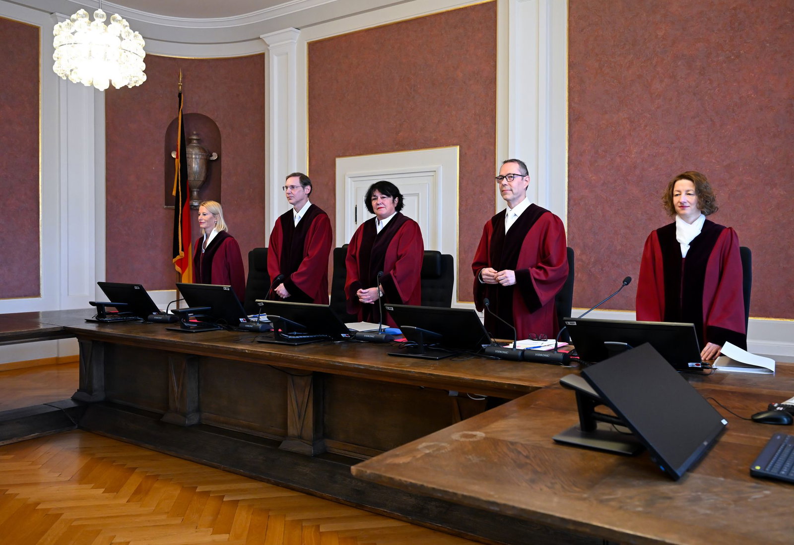 Die Bundesrichter haben das Wort: Der II. Senat des Bundesfinanzhofs in München entscheidet über zwei Klagen gegen die Neuregelung der Grundsteuer im Südwesten. In der Mitte die Vorsitzende Franceska Werth. (Archivbild) 