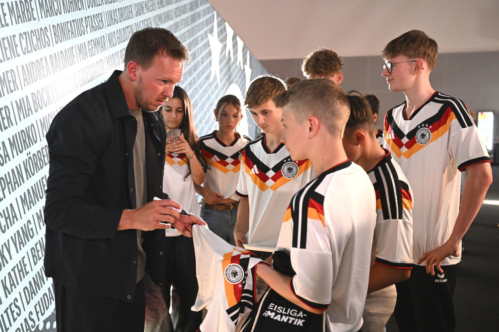Bundestrainer Nagelsmann schreibt Autogramme für junge Fans. (Archivbild)