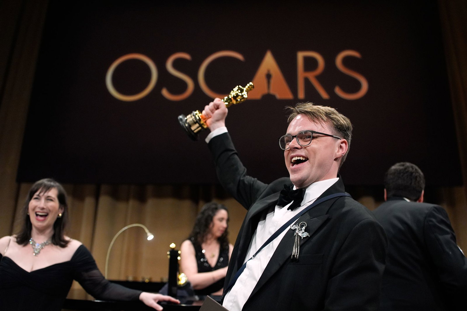 Der Oscar, den Talankin hier voller Stolz in die Luft hält, ging auf dem Weg nach Frankfurt verloren. (Archivbild)
