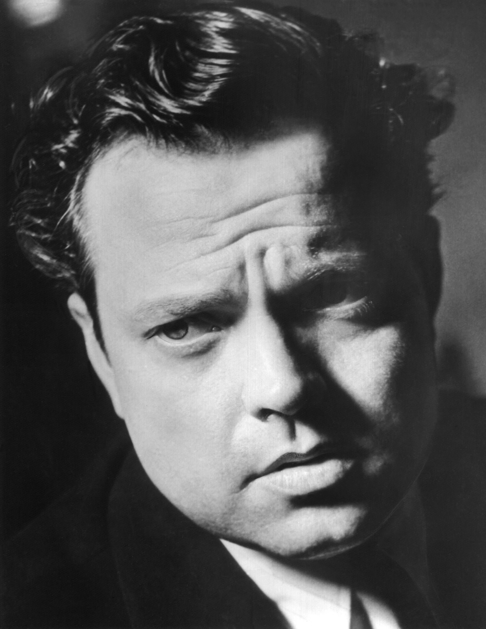 Undatierte Aufnahme des jungen Orson Welles. Welles wurde am 6. Mai 1915 in Kenosha (Wisconsin) geboren. Hollywood wurde auf ihn aufmerksam, als er 1938 mit einem Hörspiel über die Landung von Marsmenschen eine Massenpanik auslöste. Sein Regiedebüt hatte…