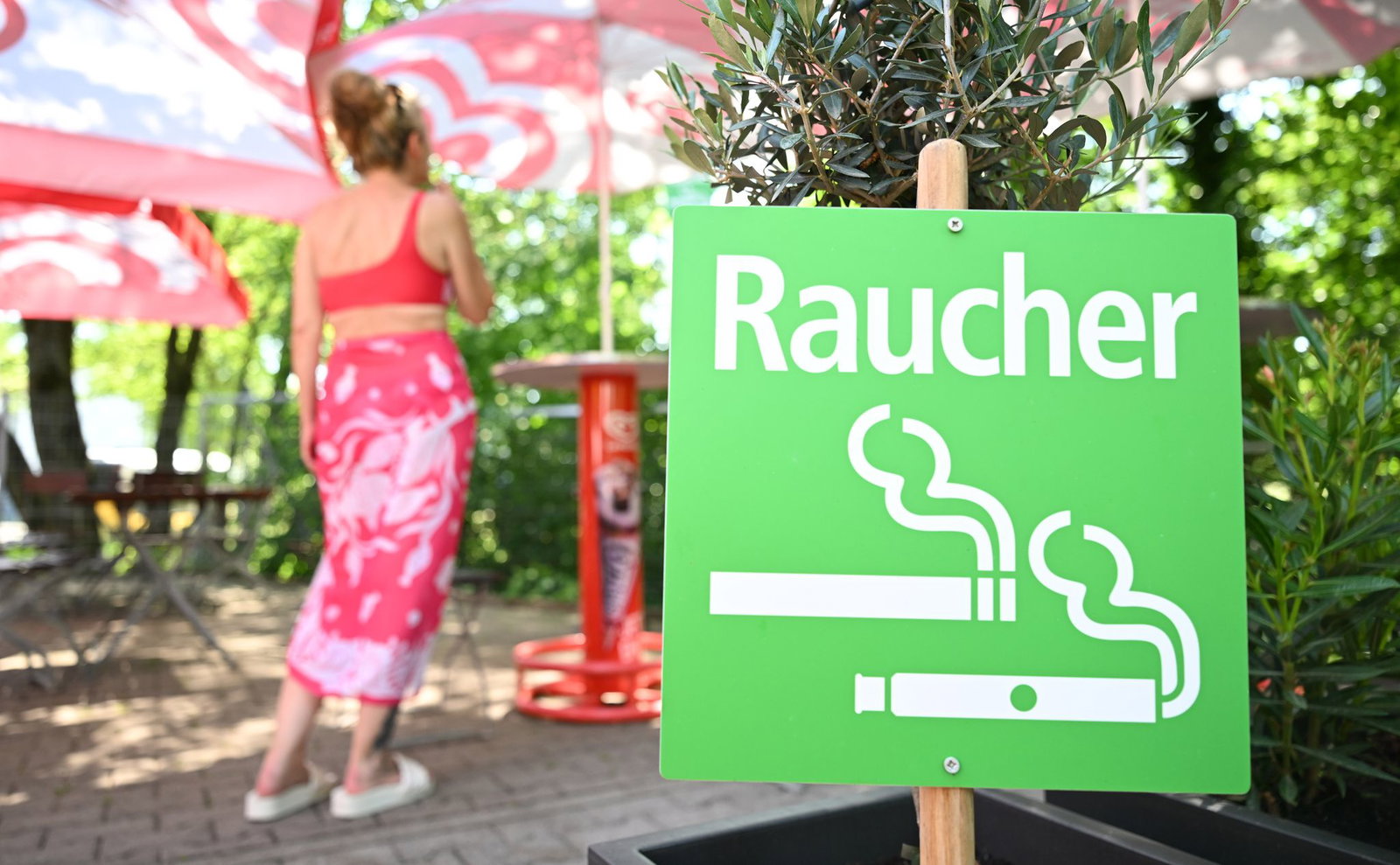 Mancherorts, wie hier in einem Freibad, werden Raucherinnen und Raucher in bestimmte Bereiche verwiesen.
